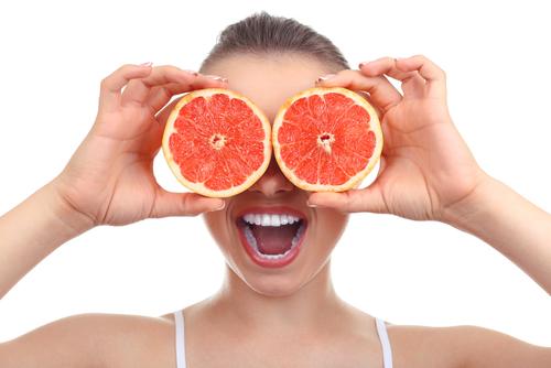 girl-grapefruit-covering-eyes