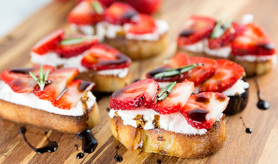 strawberry-goat-cheese-toasts-1