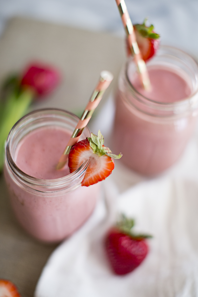 vegan strawberry shortcake breakfast smoothie