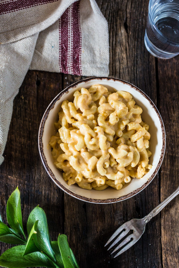 It’s that time of the year! The weather is getting chilly and we are all craving comforting dishes. It’s the perfect time to dust off your slow cooker and make this luscious Slow Cooker Mac and Cheese!