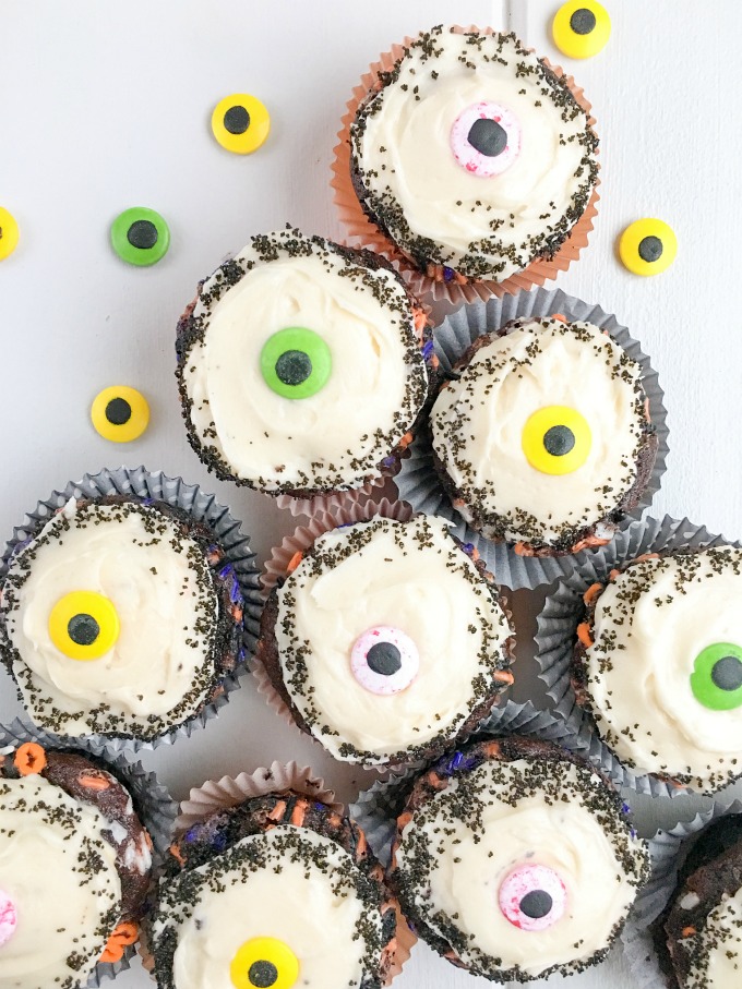 chocolate-eyeball-halloween-cupcakes-www-lifeslittlesweets-com-sara-maniez-for-www-sofabfood-com-frosting-cake-icing-680x907-overhead