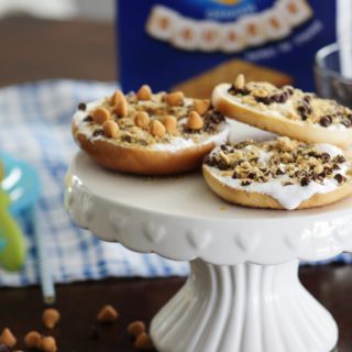 Make memories with your kids in the kitchen this summer when you let them get their hands sticky making these fun DIY S'mores Dessert Pizza Bagels. A unique twist on a traditional summer favorite treat!
