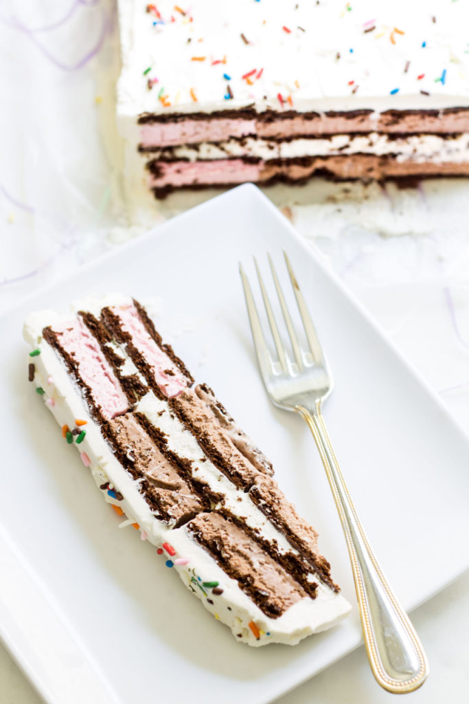 This No-Bake Ice Cream Cake recipe is the perfect way to keep you and the kids deliciously entertained and happy all summer break long!