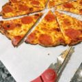 Ditch the messy pizza cutter and get perfect slices every time when you use this simple kitchen hack. Kitchen scissors are the best way to get a clean cut pizza without messing up your countertop.