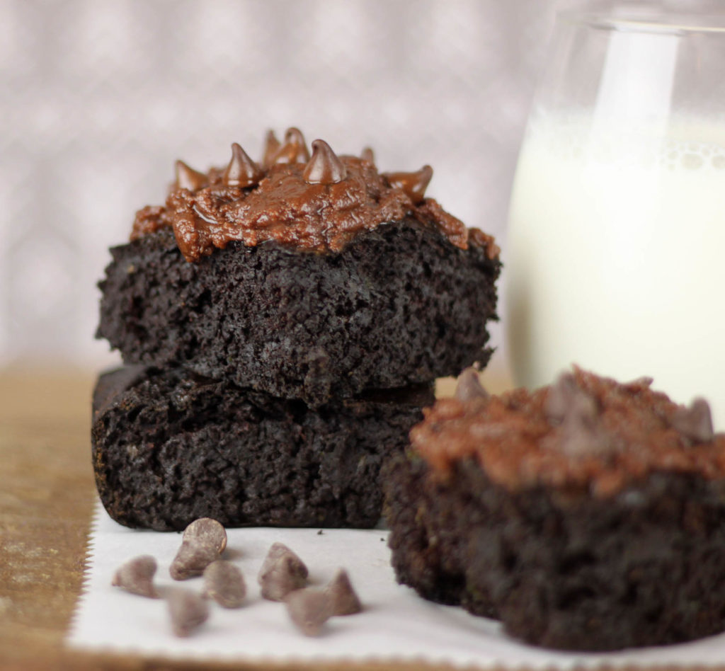 You need to try these indulgent Easy Brownies Recipes full of inventive ingredients the next time you get the craving for a sweet treat.