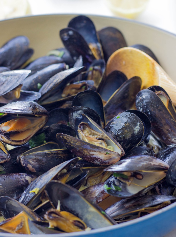 These Creamy Garlic Fennel Steamed Mussels are a simple 30-minute meal! Cooked in an aromatic garlic, fennel, and cream broth, these steamed mussels are a quick and delicious dish for any occasion.