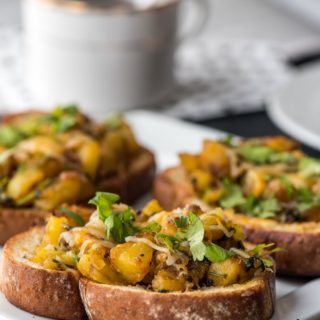 Start your day off the right way with this Roasted Potato Cheesy Garlic Toast! Not only is this a hearty breakfast, but it can also be ready very quickly, especially if you plan ahead and prepare the roasted potatoes the night before.