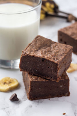 Ripe bananas star in this 6-Ingredient Ripe Banana Brownies recipe. Healthier than classic brownies because these brownies use banana instead of oil!