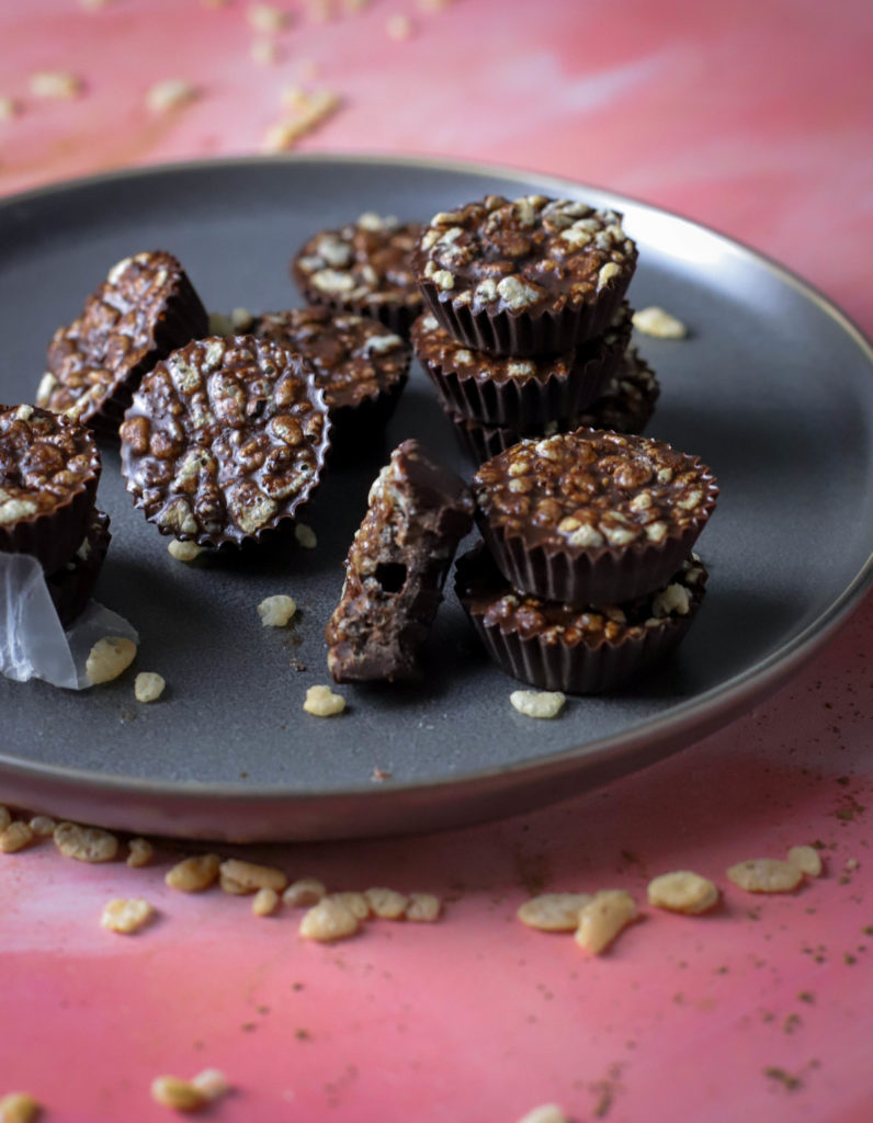 These 4-ingredient, No-Bake Chocolate Crunch Cups are a simple, guilt-free dessert. These 15-minute small bites are perfect for entertaining because everyone loves a chocolate mini dessert, and they are dairy free and vegan!