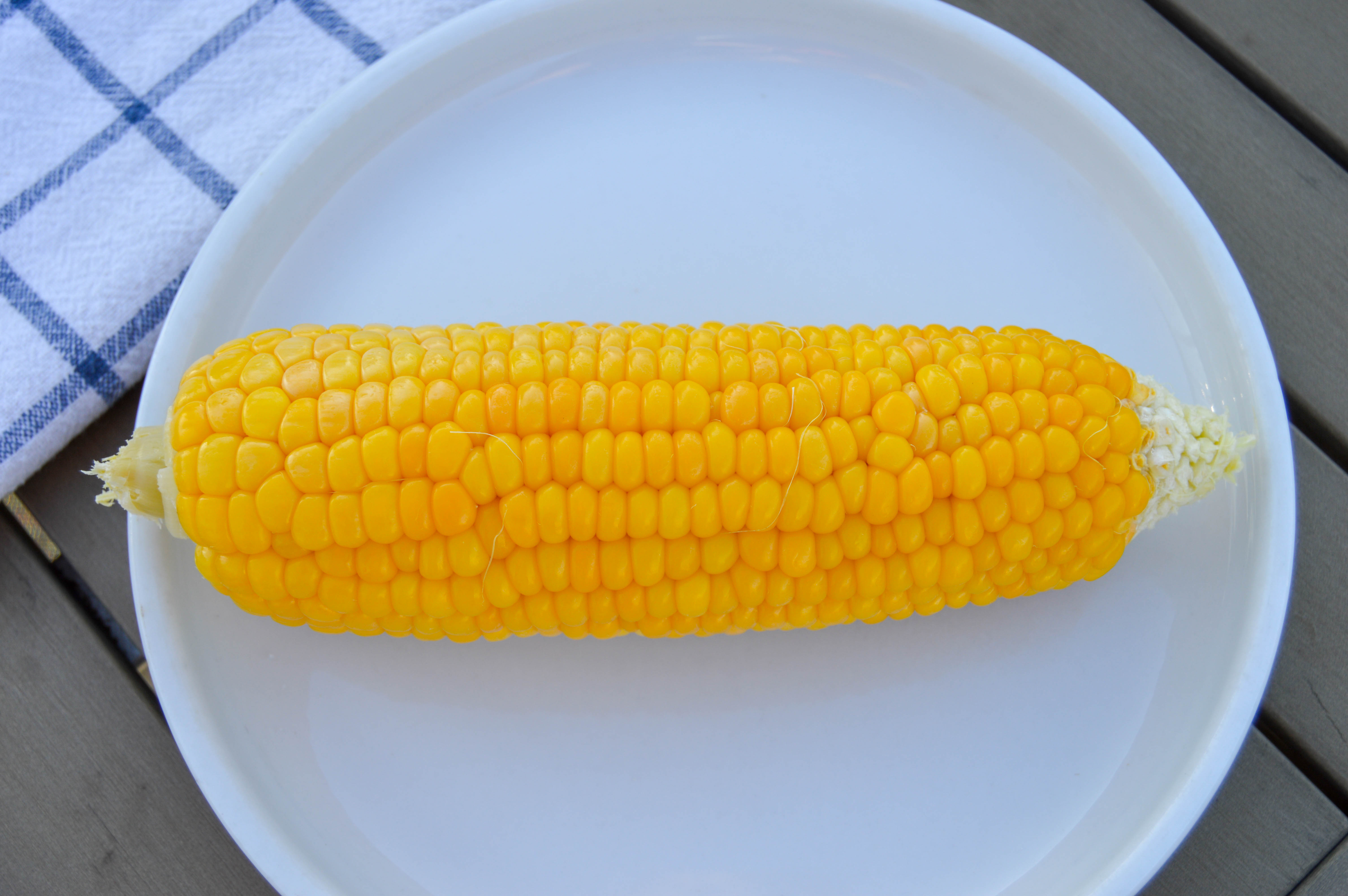 Looking or the perfect side for those grilled ribs? Keep it simple and cheap when you learn how to grill corn on the cob the easy way. With minimal prep or fuss, this simple grilled side dish makes outdoor entertaining a breeze. That farmers market corn has never tasted so good!