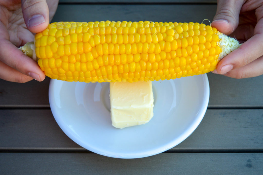 Looking or the perfect side for those grilled ribs? Keep it simple and cheap when you learn how to grill corn on the cob the easy way. With minimal prep or fuss, this simple grilled side dish makes outdoor entertaining a breeze. That farmers market corn has never tasted so good!