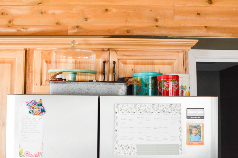 Have a small space kitchen and it's causing you trouble? These five small space kitchen organizing hacks are here to help. Create more storage, tidy up the kitchen, and make cooking simpler!