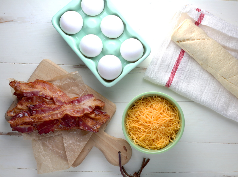These simple 5-Ingredient Bacon Egg Cheese Breakfast Hand Pies are a 35-minute, make-ahead breakfast that makes a hot meal on a weekday morning possible! This on-the-go breakfast is a sure kid pleaser.