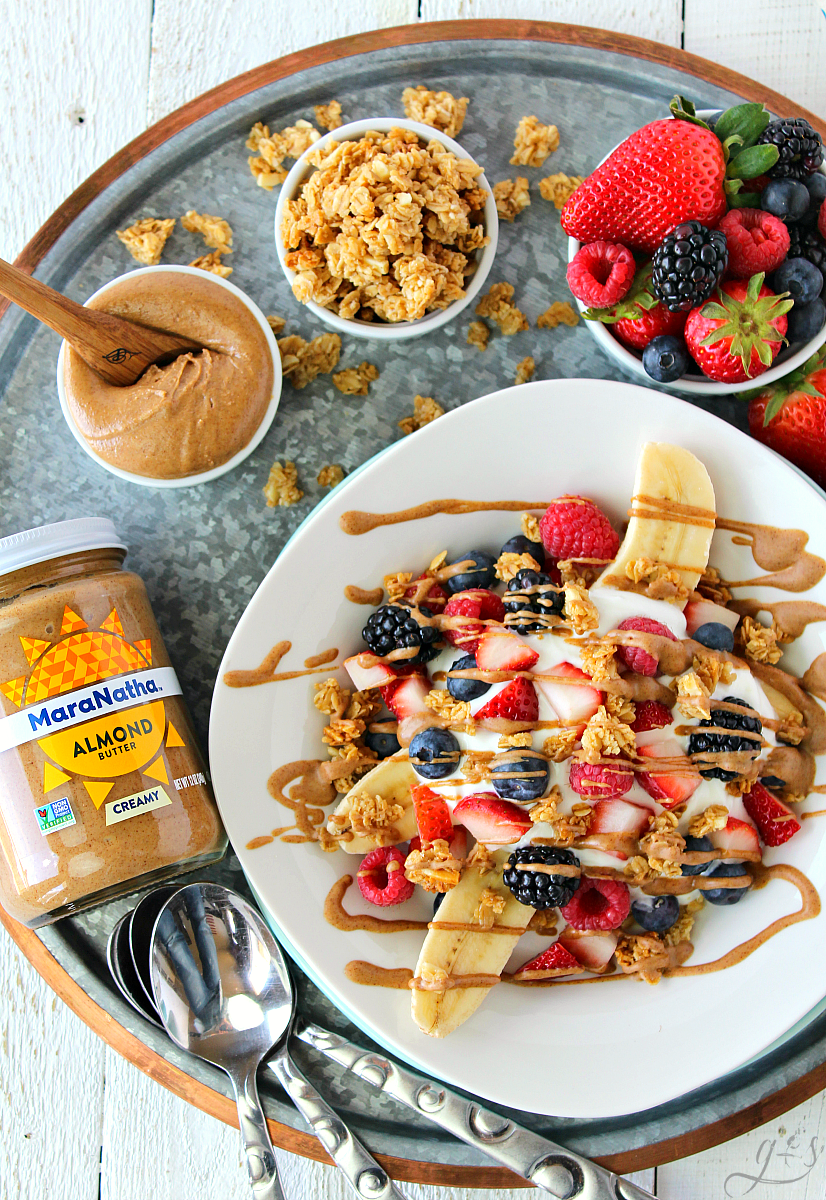 A sundae for breakfast? With just six ingredients, this Almond Butter Breakfast Banana Split is full of good-for-you ingredients. It's an easy healthy breakfast that's much like a smoothie bowl, but better!