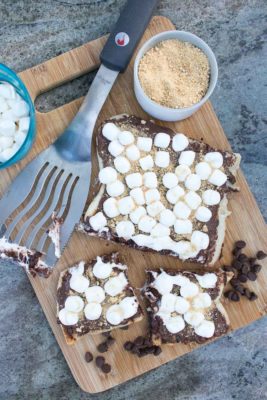 You're 5 ingredients and 15 minutes away from your new favorite dessert recipe. This Grilled S'mores Pizza is a fun twist on a classic dessert that's perfect for outdoor entertaining or an after-dinner summertime dessert.