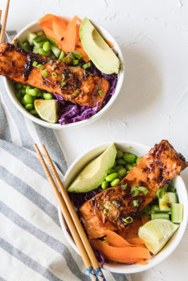 Spicy Pan-Seared Salmon Poke Bowl is a 20-minute cheap healthy meal. A spicy cooked salmon fillet is served in a bowl of rice and fresh farmers market veggies for a protein-packed meal infused with Asian flavors.
