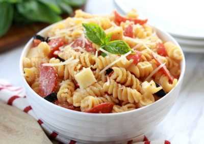 Say goodbye to tired old sandwiches when you meal prep creative school lunches instead. This Supreme Pizza Pasta Salad is a kid-friendly meal that takes only 20 minutes to make.