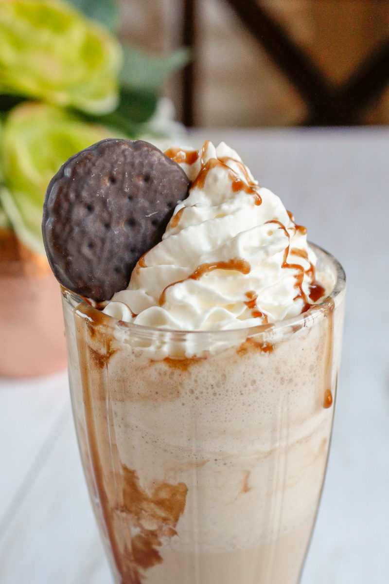 If you're craving an expensive coffeehouse drink, but you're trying to save money, try this 5-ingredient Chocolate Mint Frappe recipe. This budget-friendly coffeehouse drink combines your love of mint chocolate cookies and coffee in a Sunday brunch drink everyone will love!