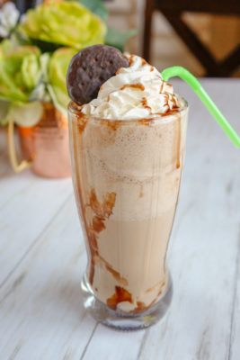 If you're craving an expensive coffeehouse drink, but you're trying to save money, try this 5-ingredient Chocolate Mint Frappe recipe. This budget-friendly coffeehouse drink combines your love of mint chocolate cookies and coffee in a Sunday brunch drink everyone will love!