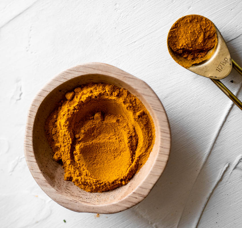 Garnishes, sauces, and seasonings can add a pop of color and flavor to any dish, but did you know that there are 6 common herbs and spices that are key to better health? Don't miss out on the hidden health benefits of cinnamon, turmeric, parsley, and more!