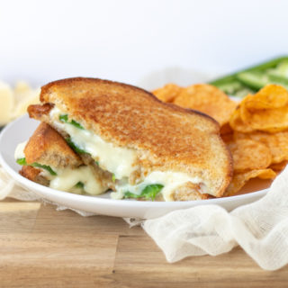 This 4-ingredient, 15-minute lunch takes the classic grilled cheese and turns it into a grown up grilled cheese. This elevated Jalapeño Popper Grilled Cheese uses Monterey Jack Cheese and fresh jalapeños to make a deli-style meal just like your favorite appetizer.
