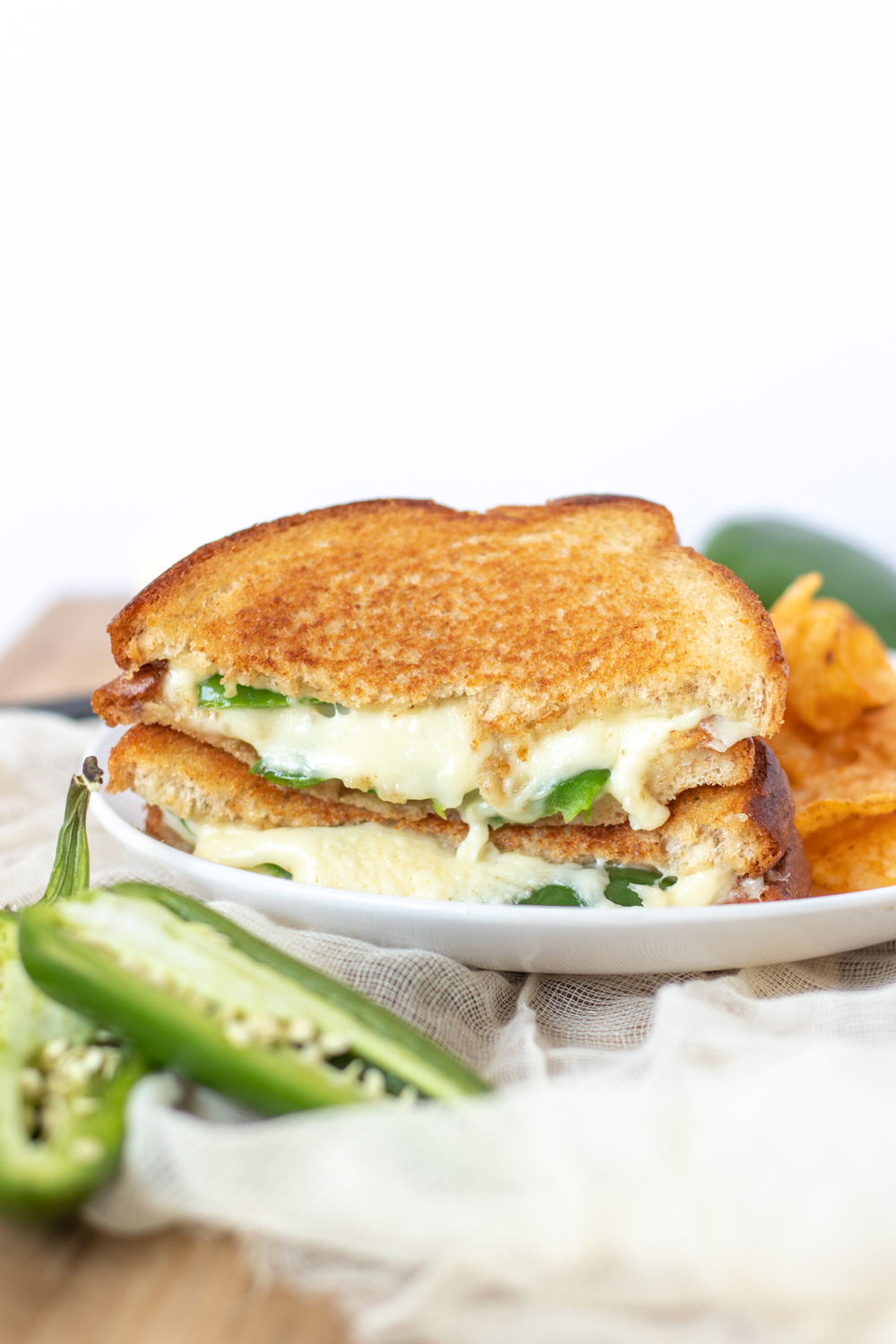 This 4-ingredient, 15-minute lunch takes the classic grilled cheese and turns it into a grown up grilled cheese. This elevated Jalapeño Popper Grilled Cheese uses Monterey Jack Cheese and fresh jalapeños to make a deli-style meal just like your favorite appetizer.