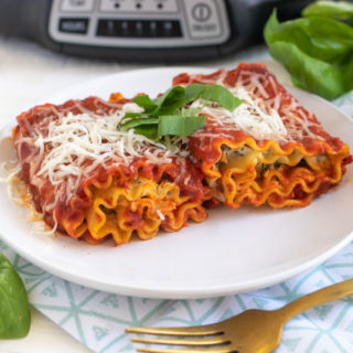 Need an easy weeknight dinner solution? Slow Cooker Lasagna Roll-Ups with spinach, ricotta, mozzarella, and homemade marinara are the answer! This perfect meal that's proportioned for lunch leftovers.